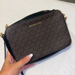 MICHAEL MICHAEL KORS
Ginny Medium Logo Crossbody Bag